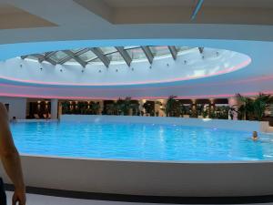 une grande piscine dans un hôtel dans l'établissement Apartament Hanza Tower 1412, à Szczecin