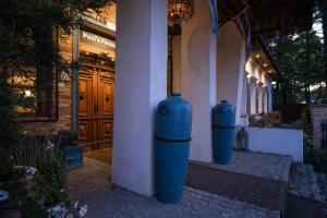 dos jarrones azules sentados fuera de un edificio en Paul's Fantasia Boutique Suites, en Szczecin
