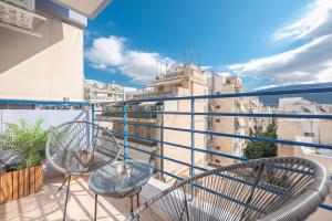 balcón con 2 sillas y vistas a la ciudad en Elegant Home with Balcony by CloudKeys en Athens