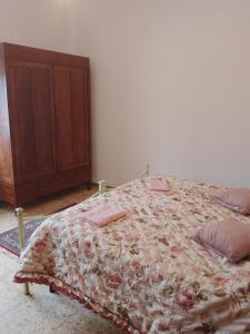 1 dormitorio con 1 cama con edredón de flores en Casa Camilla en Capannori
