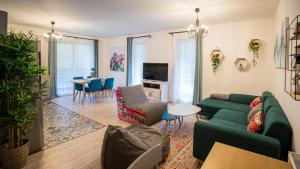 Family TreeZ Premium Apartments tesisinde bir oturma alanı