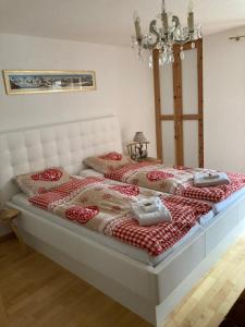 1 dormitorio con 2 camas y lámpara de araña en Millennium en Zermatt