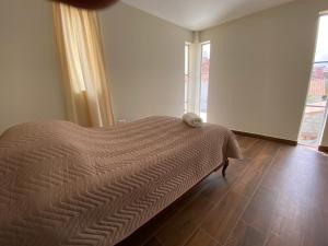 a bedroom with a bed with a teddy bear on it at Agradable departamento con estacionamiento gratis in Sucre