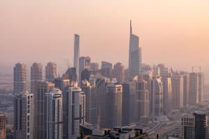 um horizonte da cidade com arranha-céus altos em Skyview Host em Dubai