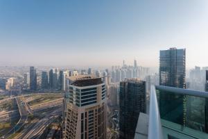 eine Luftansicht einer Stadt mit hohen Gebäuden in der Unterkunft Skyview Host in Dubai