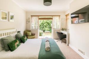 Un dormitorio con una cama grande y un escritorio. en Eighteen Whitstable 4 parking spaces, en Kent