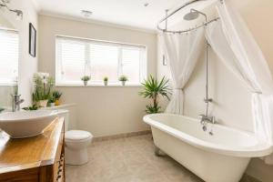 Un baño con bañera, inodoro y lavabo. en Eighteen Whitstable 4 parking spaces, en Kent 41 fotos más