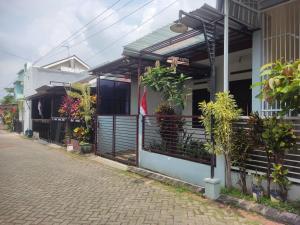 un edificio con plantas al lado de una calle en Bukir Five, en Malang