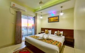- une chambre avec un grand lit dans une pièce dotée d'une fenêtre dans l'établissement Hotel Sea Cox, à Cox's Bazar