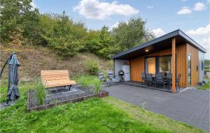 una piccola cabina con panchina e patio di 2 Bedroom Amazing Home In Ssel a Süsel
