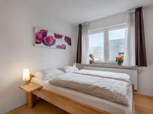 VelmedeにあるModern Apartment in Velmede with Private Terraceの白いベッドルーム(ベッド1台、窓付)