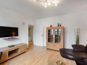 uma sala de estar com uma televisão de ecrã plano e um sofá em Modern Apartment in Velmede with Private Terrace em Velmede
