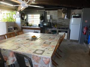 uma cozinha com uma mesa com uma toalha de mesa em Domaine de La Louise em Saint-Joseph