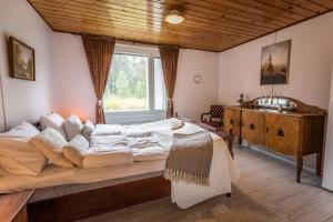 1 dormitorio con 1 cama grande y lavamanos en Lapland Sunrise Cottage with lakefront Sauna en Rovaniemi