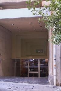 wejście do budynku z dużymi szklanymi drzwiami w obiekcie Cute n Comfort Luxury Condo in Kolonaki w Atenach
