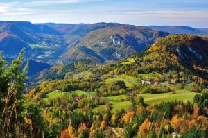 Blick auf ein Tal in den Bergen in der Unterkunft STUDIO LILOU in Lons-le-Saunier