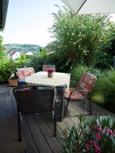 einen Tisch und Stühle auf einer Terrasse mit Tisch und Stühlen in der Unterkunft Ferienwohnung Auszeit in Losheim