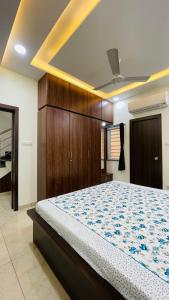 a bedroom with a large bed with a ceiling at Luxurious 3 BHK Villa In Bhuj - Shivani Homestay in Bhuj