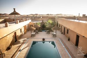 una vista aérea de una piscina en un edificio en L'homme Du Désert A Merzouga en Merzouga