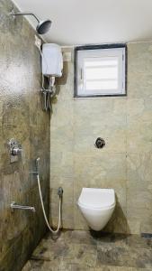 ein Bad mit einem WC und einem Fenster in der Unterkunft Luxurious 3 BHK Villa In Bhuj - Shivani Homestay in Bhuj
