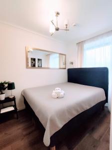 ein Schlafzimmer mit einem Bett mit zwei Handtüchern darauf in der Unterkunft Szmaragdowy Apartament nad Zalewem in Serock