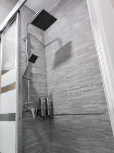 uma casa de banho com um chuveiro e um lavatório. em Hostal Esparteros em Madri