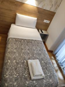 Cama o camas de una habitación en Hostal Esparteros