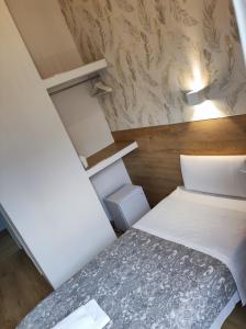 Cama o camas de una habitación en Hostal Esparteros