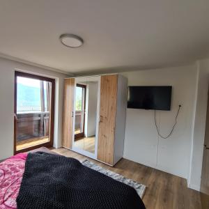 TV a/nebo společenská místnost v ubytování Ferienwohnung St. Josef