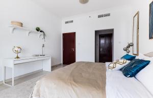 Postel nebo postele na pokoji v ubytování Cozy 1bdr in Business Bay, Luxury Apartment, Amazing View