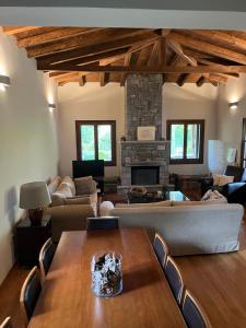 ヴィティナにあるHappy trails Guesthouse Vitinaのギャラリーの写真