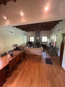 ヴィティナにあるHappy trails Guesthouse Vitinaのギャラリーの写真 +13枚の写真