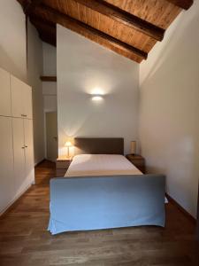 a bedroom with a bed and a wooden ceiling at Happy trails Guesthouse Vitina in Vytina