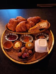 taca chleba i wypieków na stole w obiekcie Love room, Les nuitées secrètes de Rouen w mieście Darnétal