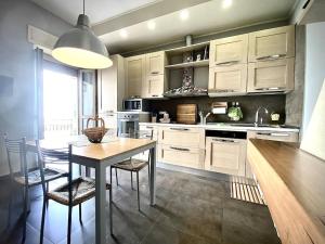 cocina con mesa y sillas en una habitación en Il Rifugio di Greta, en Ceparana