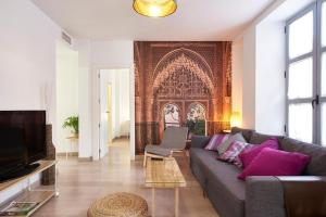 sala de estar con sofá y TV en Apartamento ideal para familias en Granada, en Granada