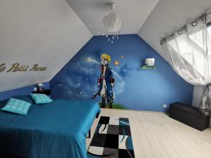 une chambre avec un mur bleu et une fresque murale représentant un super héros dans l'établissement Les Arches., à Méneslies