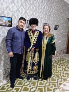 Un uomo e una donna che posano per una foto di LION Guest House a Bukhara