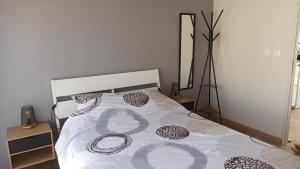 ein Schlafzimmer mit einem Bett mit Zahlen drauf in der Unterkunft Maison d'hôtes calme proche village in Bédoin
