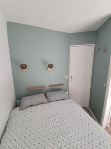 een slaapkamer met een bed met 2 kussens erop bij Superbe 2 pièces, centre vue Mont-Blanc avec balcon et parking gratuit in Chamonix-Mont-Blanc