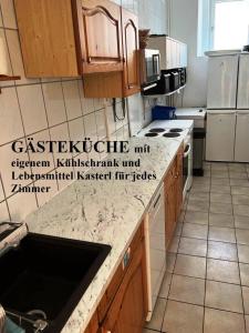 uma cozinha com armários de madeira e uma bancada de mármore em Sommerfrische Waldviertel em Kirchberg am Walde