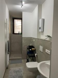 bagno con servizi igienici e lavandino di Place to sleep - Kassel: Direkt an der Uni a Kassel