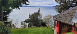 una casa con vistas a un cuerpo de agua en A orillas del lago, un espacio para tu tranquilidad en San Carlos de Bariloche