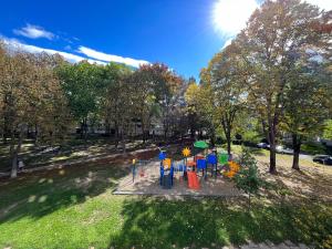 uma vista aérea de um parque infantil em Vert Studio em Onesti