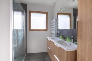 a bathroom with a sink and a shower at La Petite Croix Bienvenue in Saint-Cast-le-Guildo +4 photos