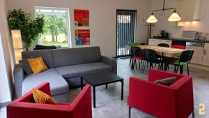sala de estar con sofá, sillas y mesa en Sikory Hill en Czaplinek