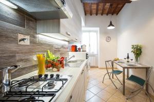 eine Küche mit einem Herd und einer Arbeitsplatte in der Unterkunft Santa Rosa Apartment - Oltrarno in Florenz