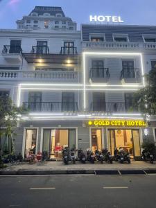 Tây Ninh的住宿－GOLD CITY Hotel，一辆摩托车停在酒店前面的酒店
