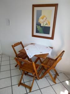 a table and a chair in a room at Apartamento em Canasvieiras in Florianópolis