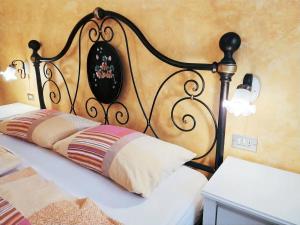 a bed with a black headboard and a white pillow at Alloggio Agrituristico Abruzzomio - Casa Somarello in Goriano Valli